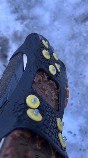 Bei eisigem Wetter ziehen die Grönländer Spikes über die Schuhe.