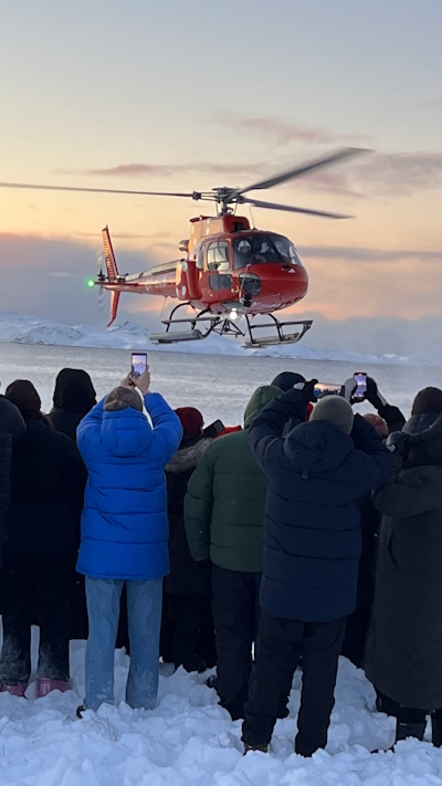 Roter Hubschrauber mit Weihnachtsmann landet in Nuuk
