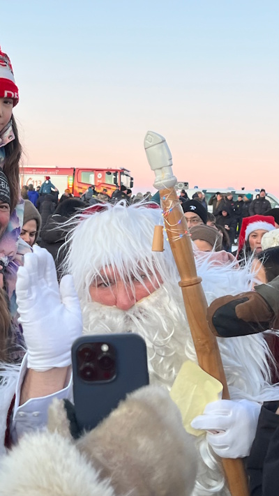 Der Weihnachtsmann ist und Nuuk gelandet und grüßt.
