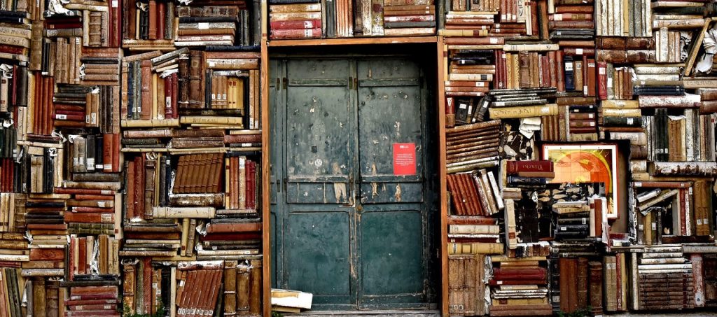 Presse & PR: Wand mit Büchern und Tür
